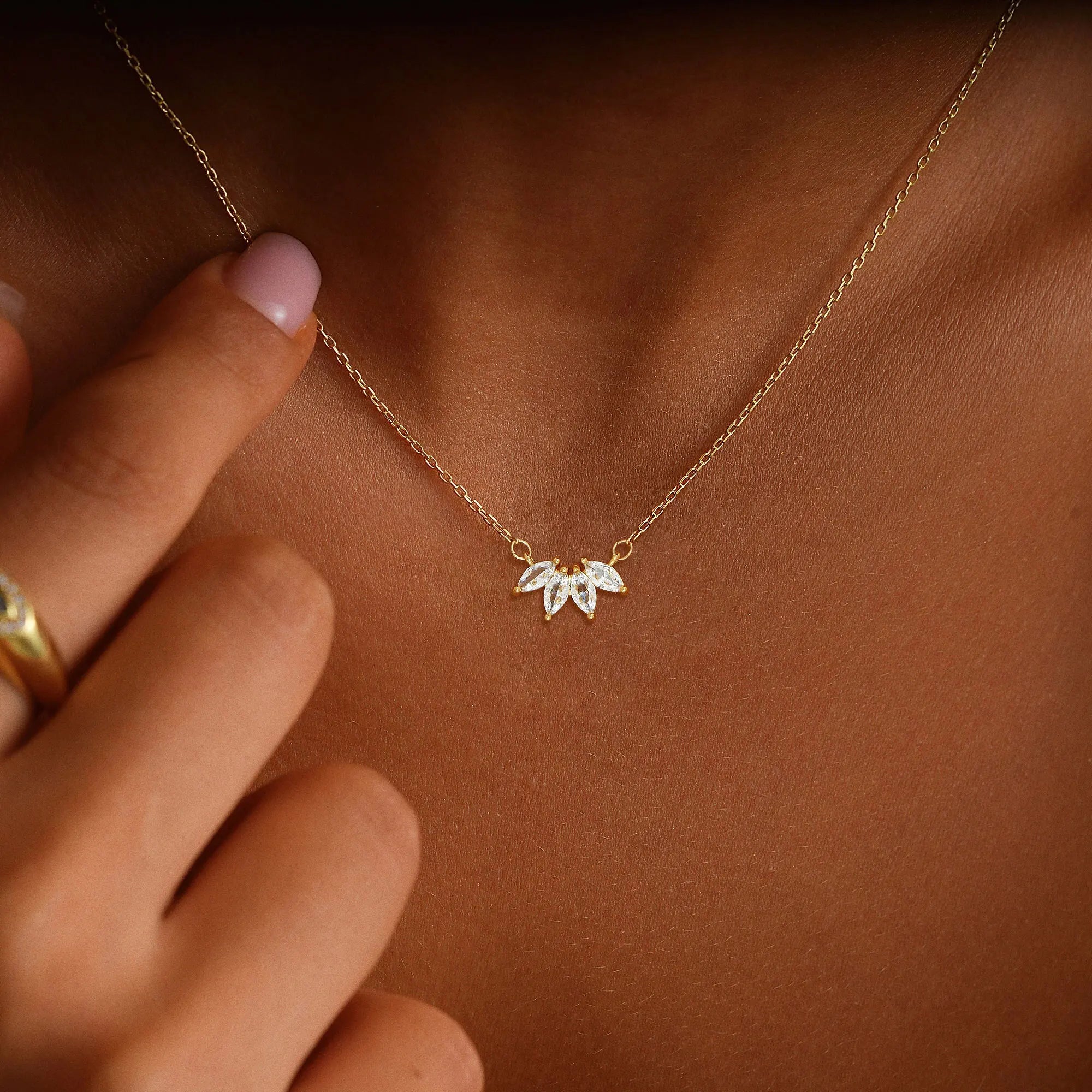 Fashion Golden Flower-shaped Zircon Necklace 42+5CM Brass Fine Jewelry Cubic Zirconia Pendant Necklace